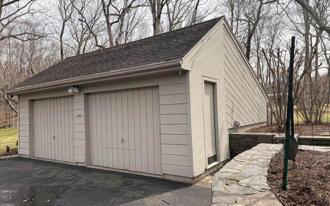 Peeling exterior paint repair for damaged exterior siding