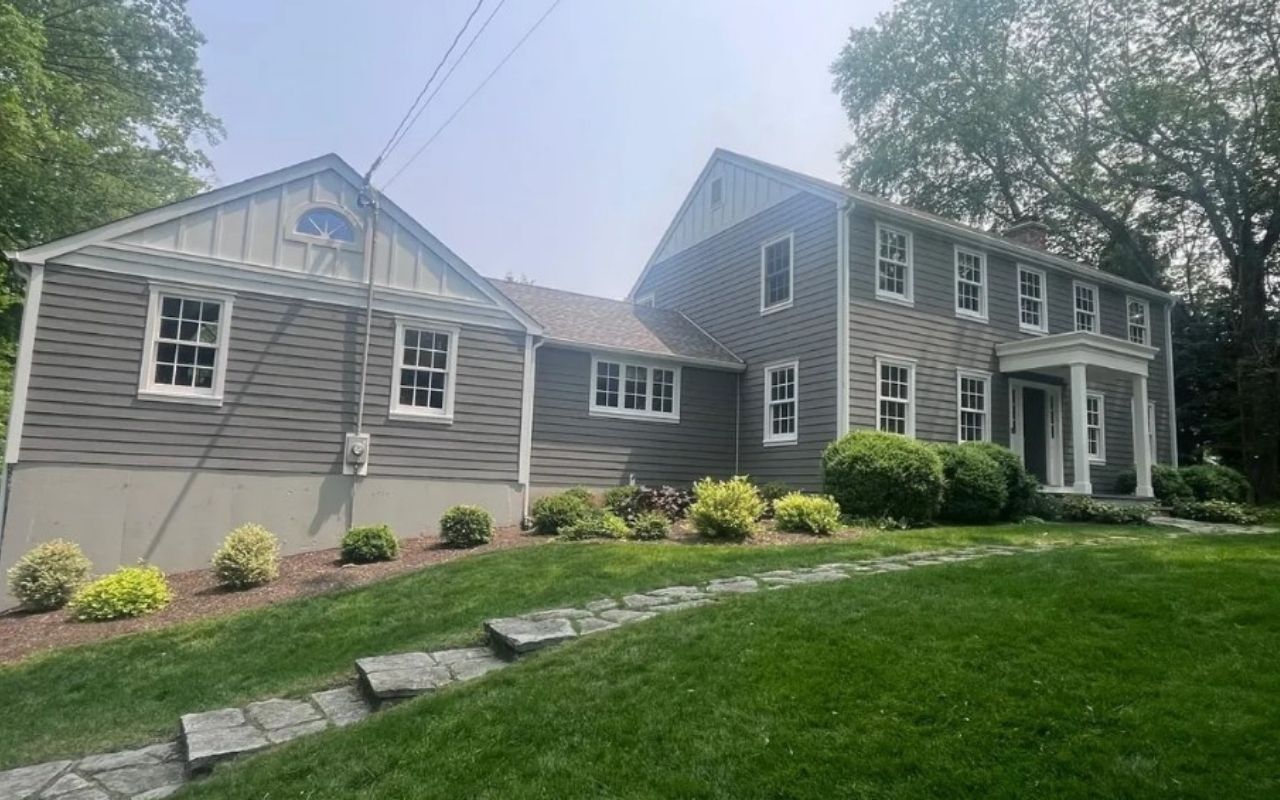 Algae removal house siding in June for a cleaner home exterior