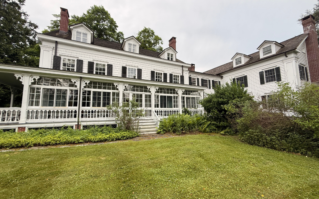 Summer house washing service cleaning dirt from home siding